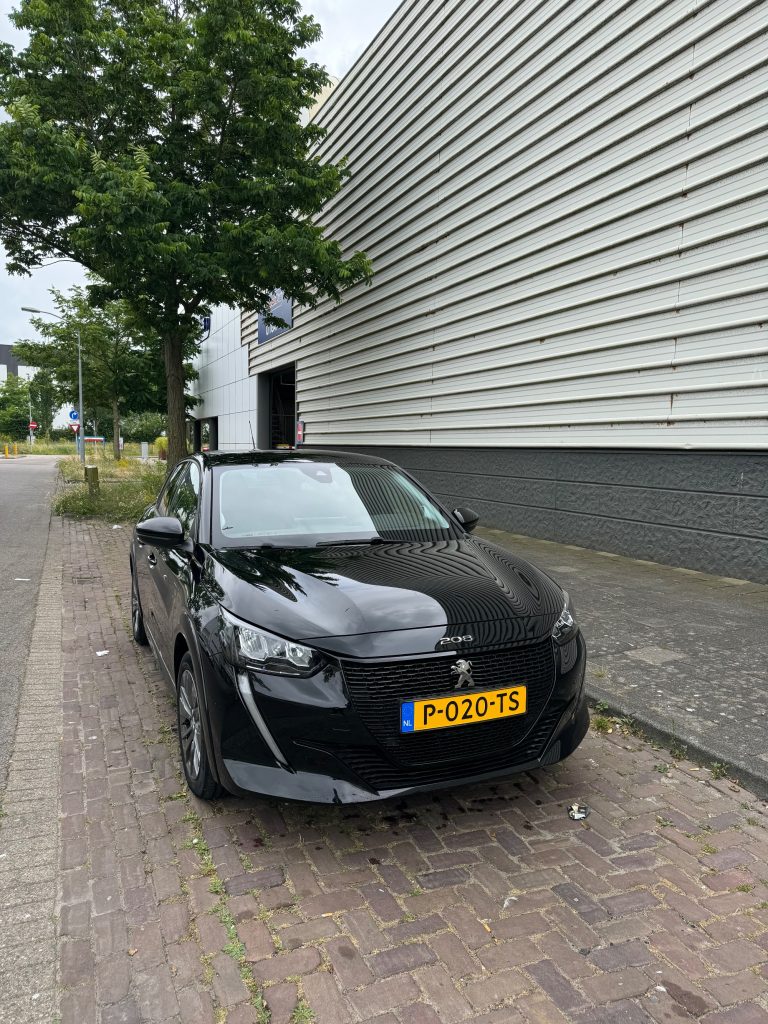 Peugeot E208