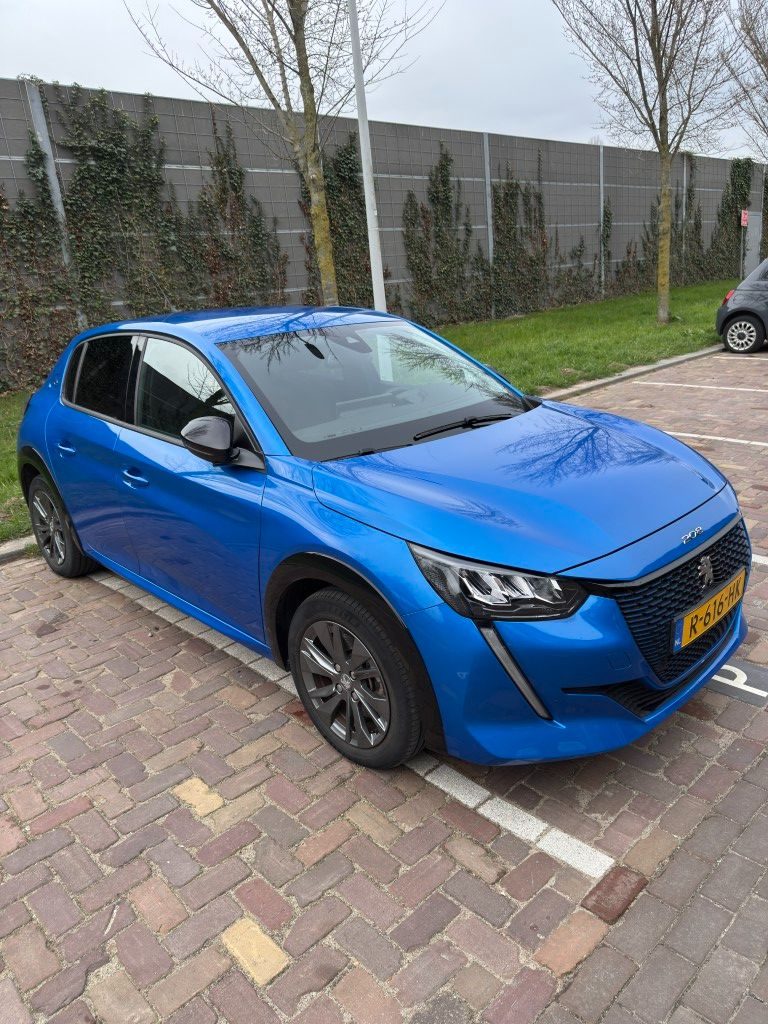 Peugeot e-208